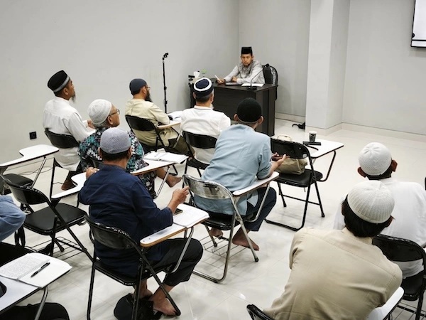 Suasana kajian Mahad Ibadurrahman, santri duduk menyimak seorang ustadz mengajar.